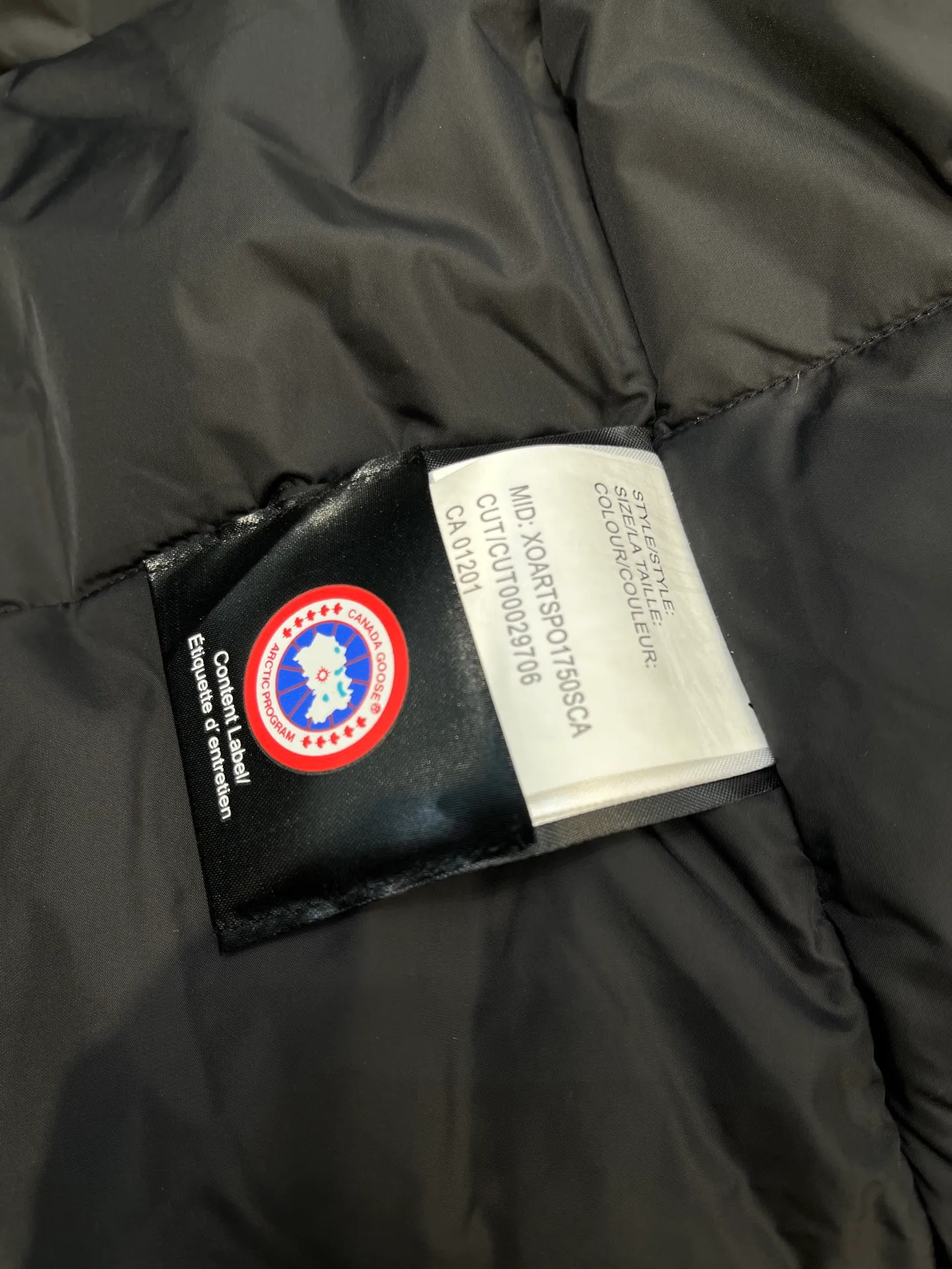 P860 Canada Goose model 06, the same model as the famous star, men's and women's models, with cold-proof flannel on the collar, which is close to the head and neck, comfortable and warm! The fabric is made of high-density nano-level waterproof fabric, which is windproof and wear-resistant and has a certain thickness! Seamless threaded cuffs! Avoid hard knots! It doesn’t matter how low the temperature is this winter, one piece is enough. I’ll give you the wind and temperature! Contains pure duck down, sufficient quantity, unique fashion design + waterproof craft fabric + big brand YKK double zipper pullers, real photos, upright style quality, regardless of the external standard and the internal content, you can feel free to compare it with the softer, easier to wrinkle and lighter version on the market!  size：s-xxl